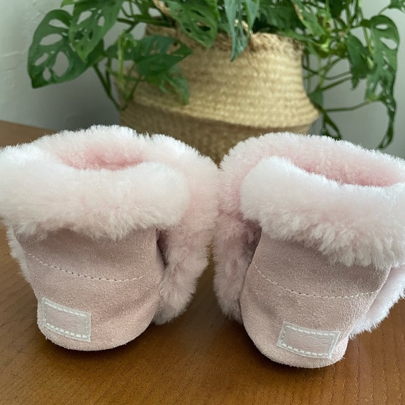 UGG Lassen Genuine Shearling Crib Shoe - Picture 4 of 6